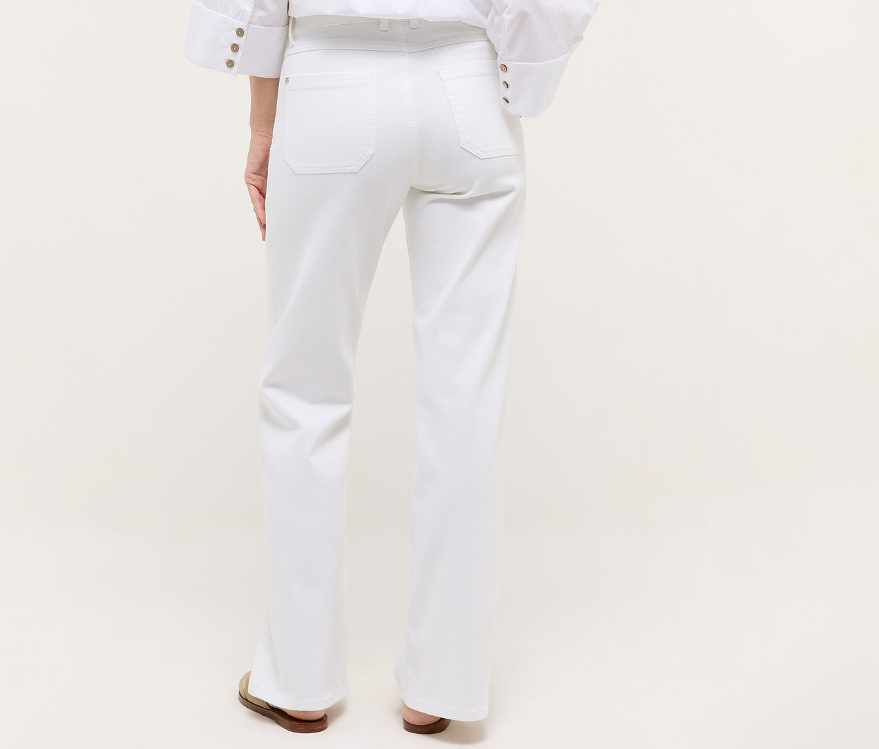 Vue arrière d'une femme portant un jean blanc Angels Denim «
Liz Urban » Wide Leg et des sandales.