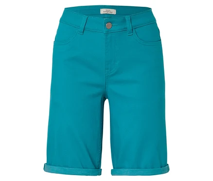 Gros plan sur un short turquoise avec un ourlet retroussé.