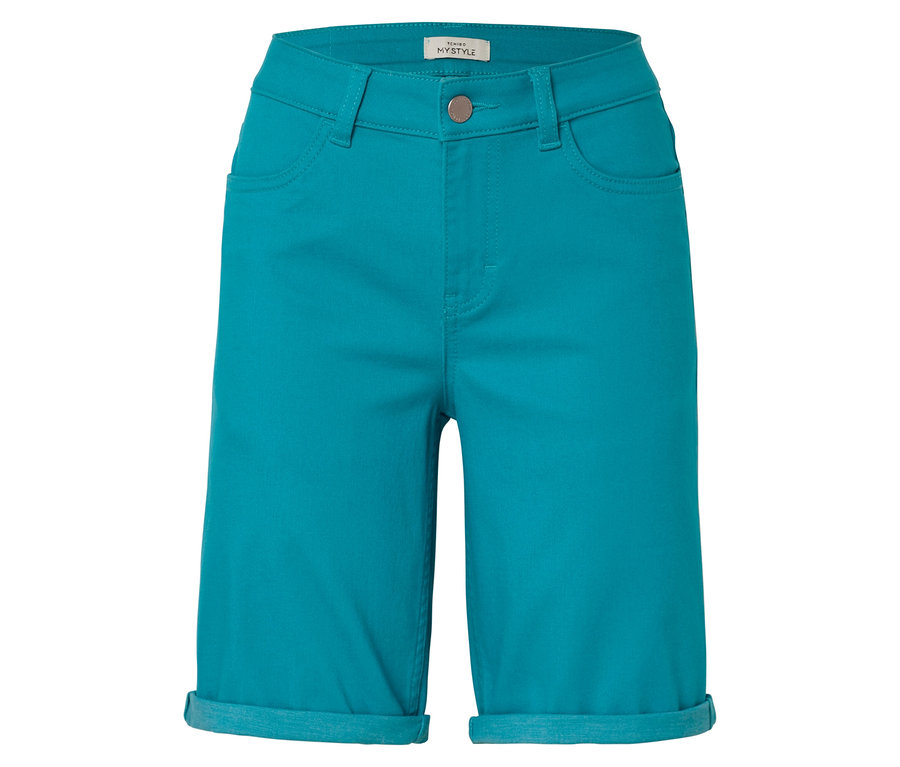 Gros plan sur un short turquoise avec un ourlet retroussé.