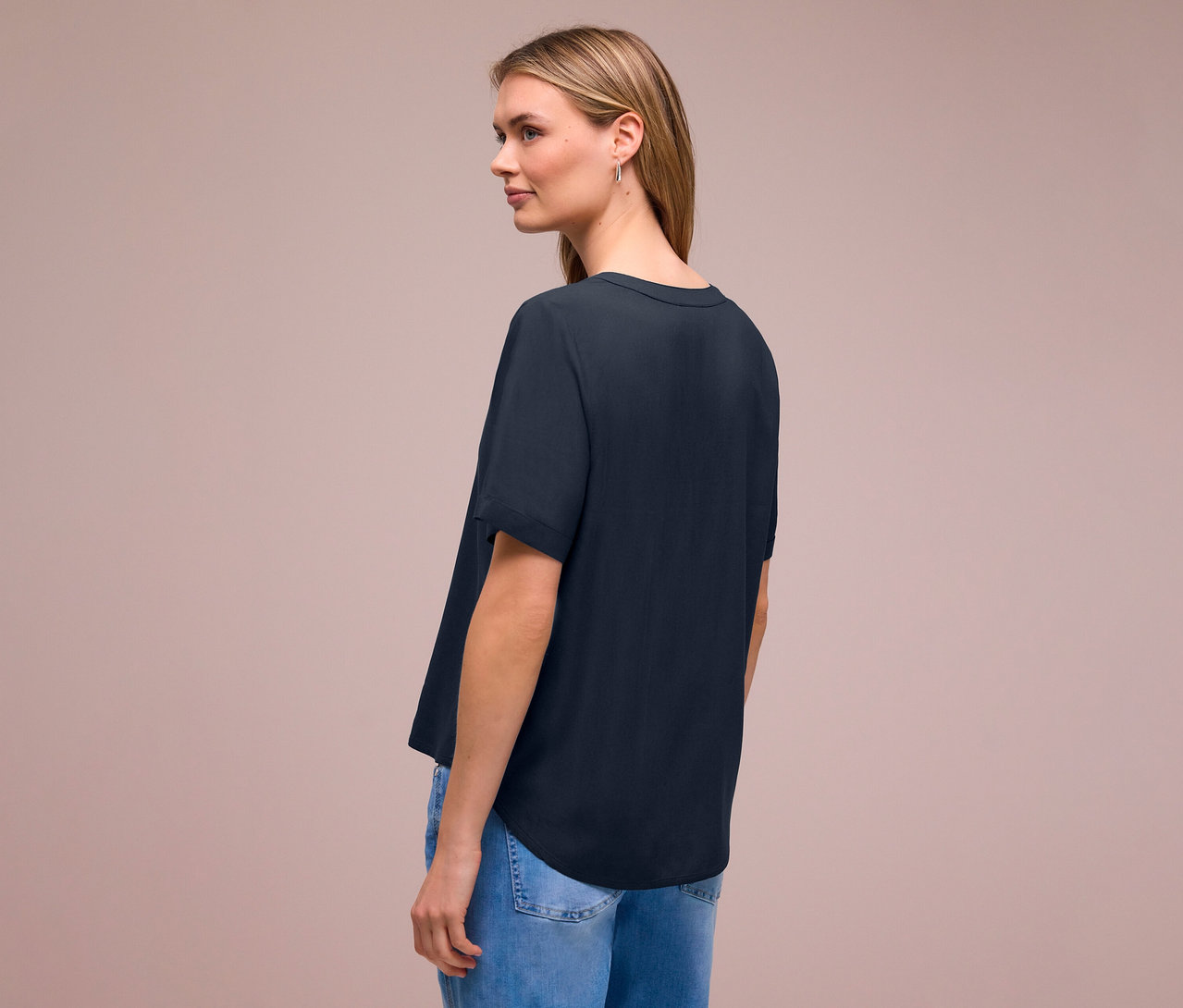 Femme vue de dos, portant un jean et une blouse en maille Street One bleu marine.