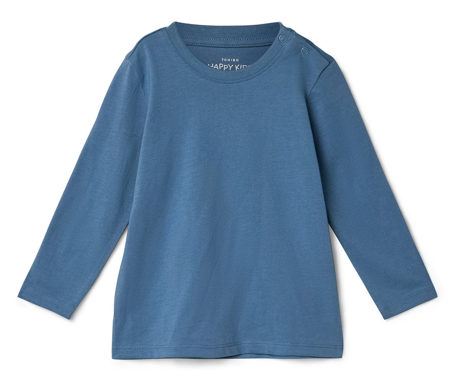Un t-shirt bleu à manches longues pour enfant est posé sur un fond blanc.