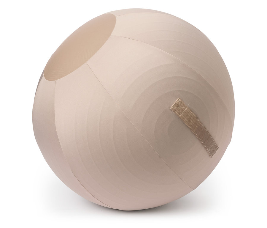 Un ballon de gymnastique beige avec une poignée sur un fond blanc.