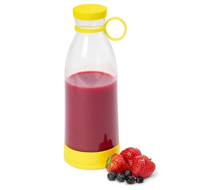 Une bouteille transparente avec un bouchon jaune remplie de smoothie rouge, à côté des fraises et des myrtilles.
