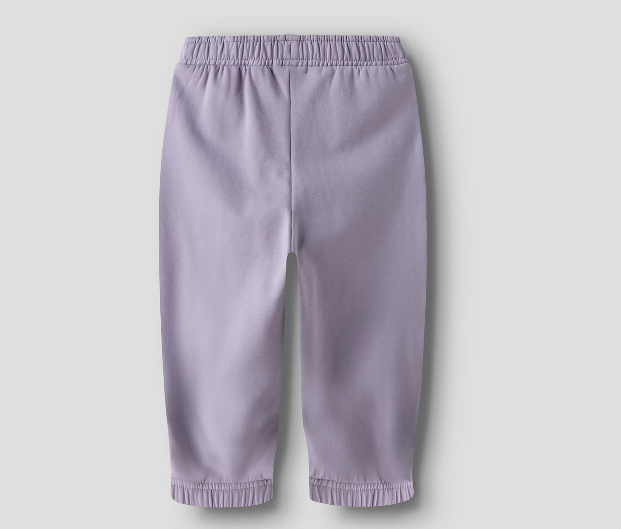 Gros plan sur un pantalon de survêtement NAME IT lilas.