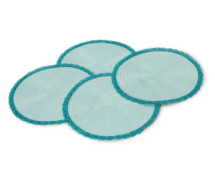 Quatre sets de table ronds turquoise sont disposés les uns sur les autres sur un fond blanc.