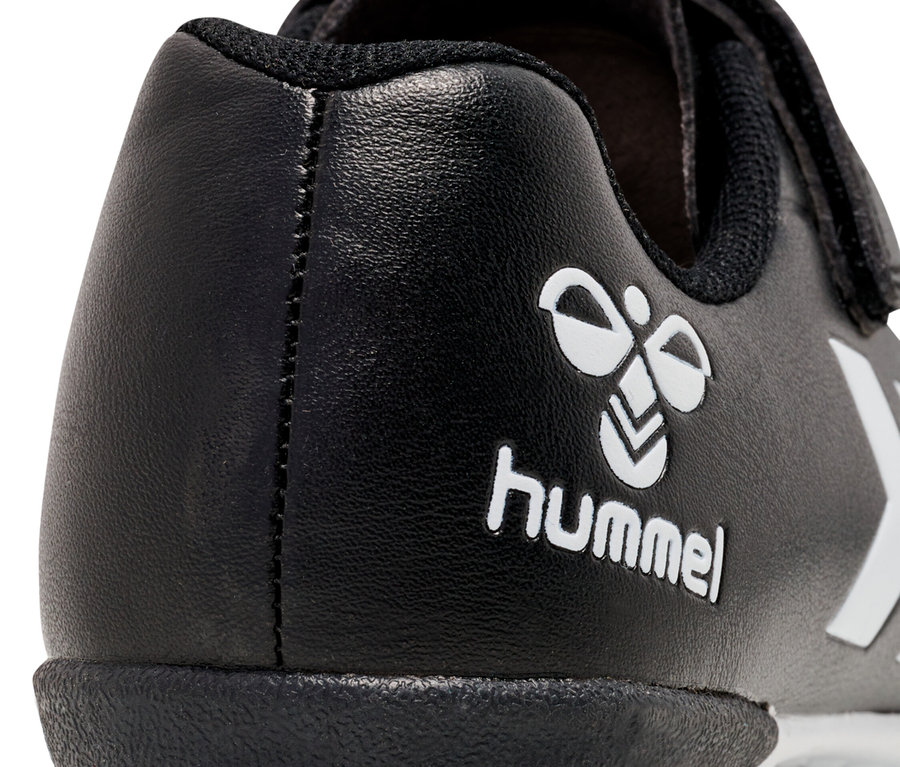 Gros plan sur l'arrière d'une chaussure Hummel noire avec un logo blanc.