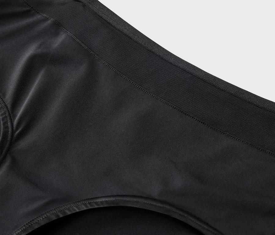 Gros plan d'une culotte noire avec une ceinture élastique.