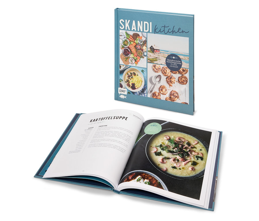 Deux livres de cuisine ouverts sont posés sur une table. Le livre du dessus affiche le titre "Skandi Kitchen" et différents plats. Le livre du dessous est ouvert à une recette de soupe de pommes de terre.