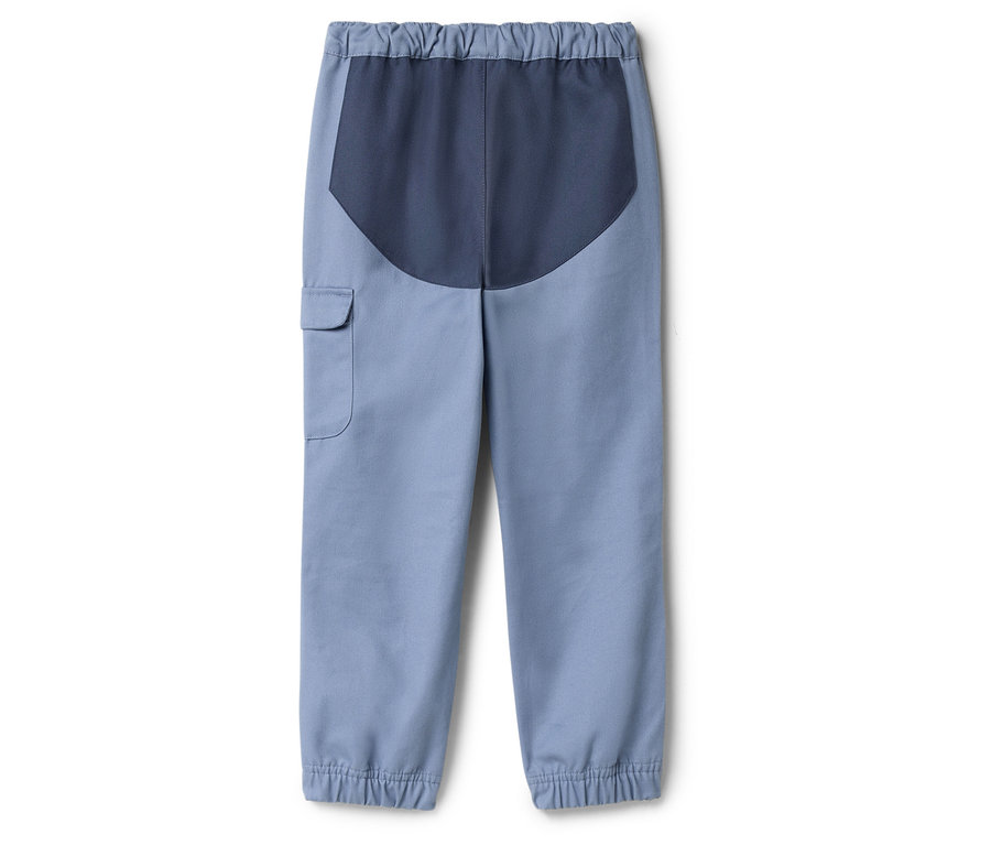 Pantalon bleu clair avec empiècement bleu marine à la taille et poche cargo.