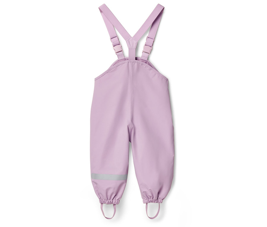 Pantalon de pluie lilas pour enfants avec bretelles, bande réfléchissante sur la jambe et poignets élastiques aux pieds.