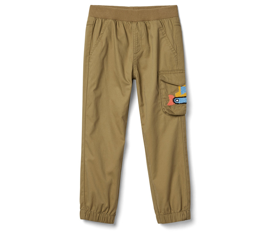Pantalon kaki avec ceinture élastique et application colorée de véhicule sur la poche.