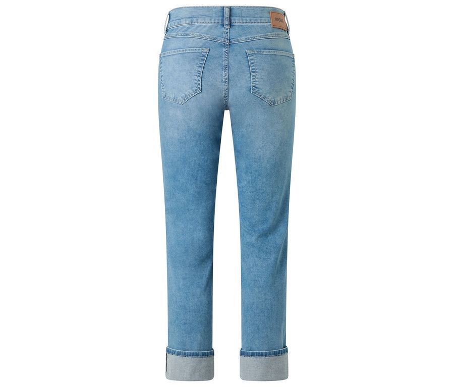 Jean clair avec ourlet retroussé, photographié de dos.