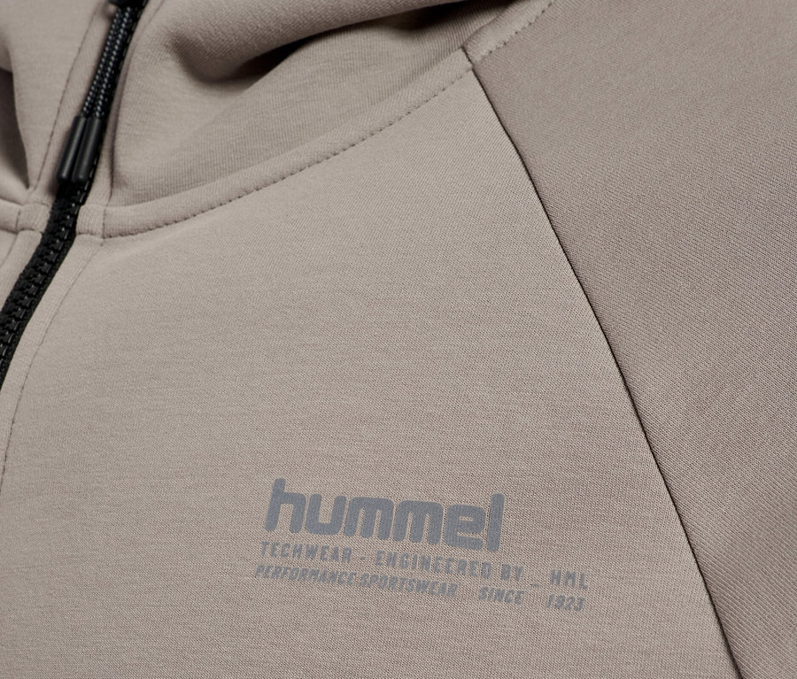 Gros plan d'un sweat à capuche Hummel beige avec fermeture éclair et capuche.