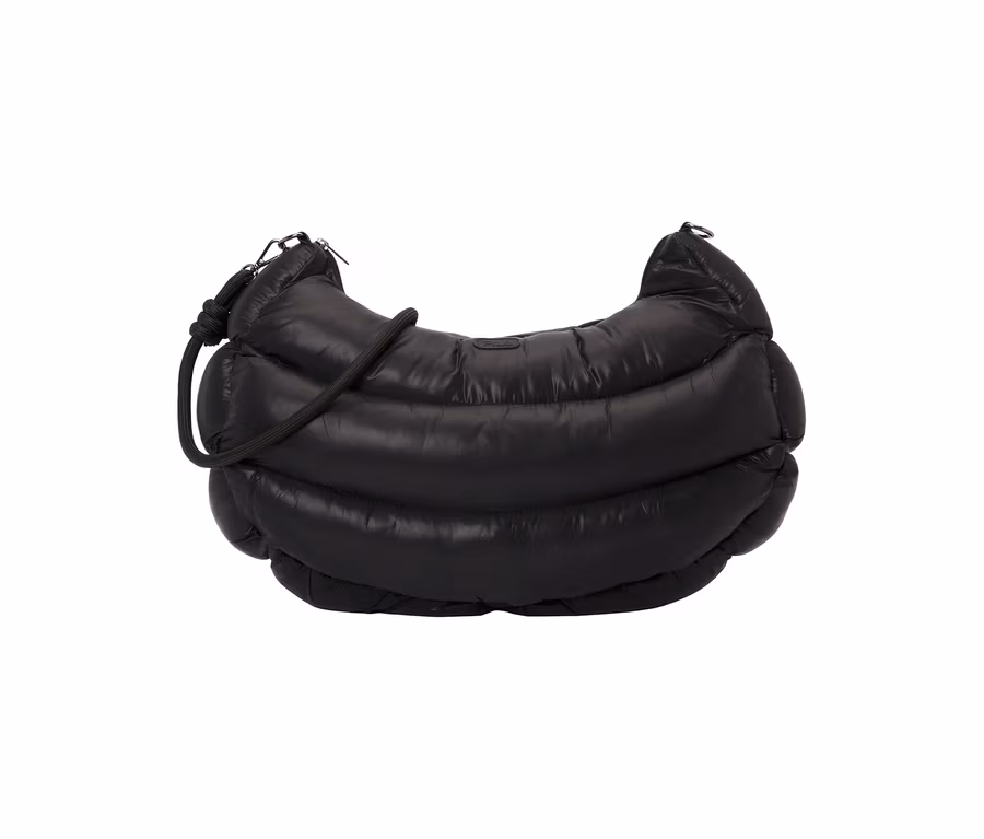 Sac FILA noir matelassé en forme de croissant avec une bandoulière en corde.