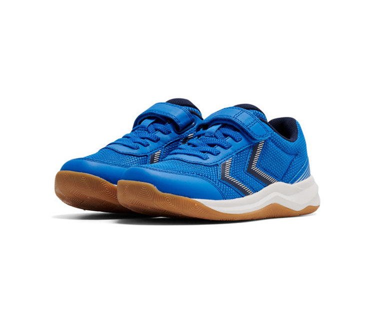 Paire de baskets bleues avec des fermetures velcro, des semelles intermédiaires blanches et des semelles extérieures en gomme marron. Des motifs chevrons blancs et noirs sont visibles sur les côtés.