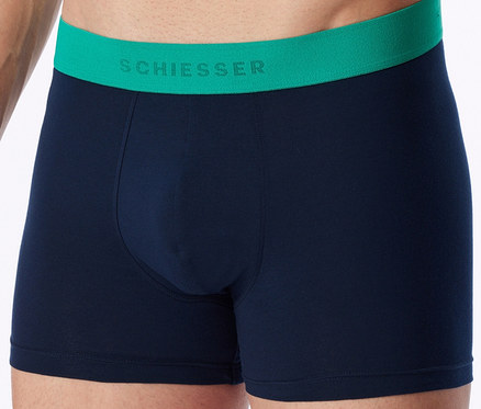 Caleçon boxer bleu marine avec une ceinture verte sur laquelle est inscrit 'SCHIESSER'.