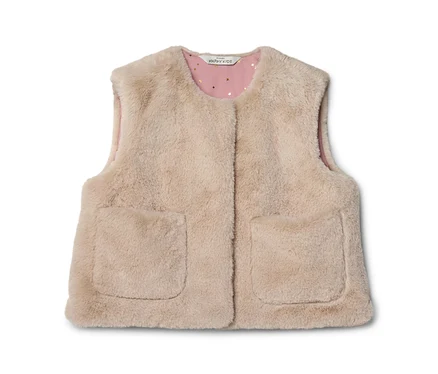 Gilet en fausse fourrure beige pour enfant avec deux poches plaquées et une doublure rose à étoiles dorées.