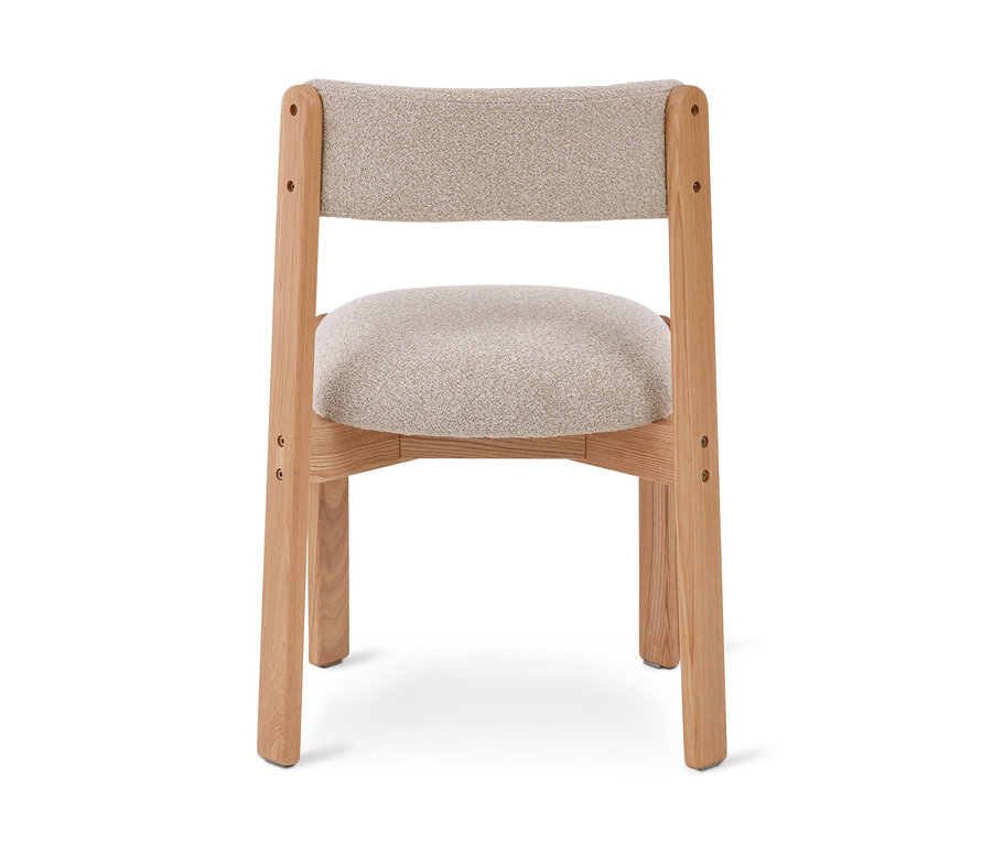 Chaise en bois avec assise et dossier rembourrés en tissu texturé clair, vue de face.
