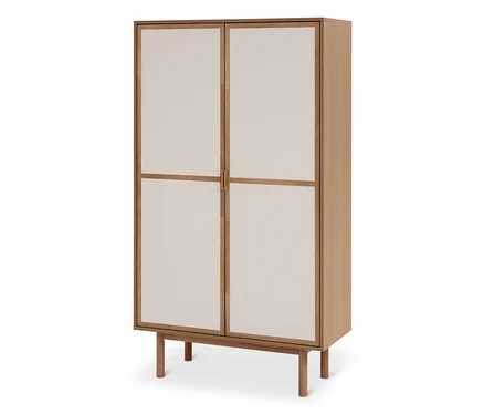 Une armoire en bois clair avec deux portes, chacune comportant deux panneaux rectangulaires crème séparés par une barre horizontale en bois. L'armoire repose sur quatre pieds en bois.