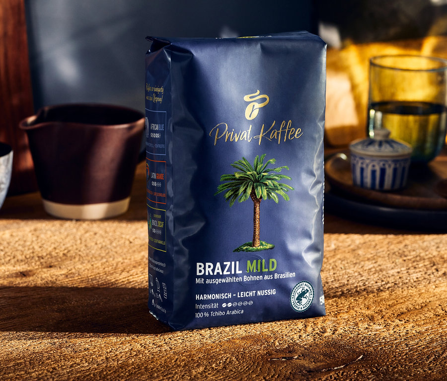 Un paquet de café en grains Privat Kaffee Brazil Mild sur une table en bois.