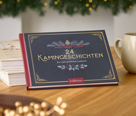 Livre "24 Kamingeschichten" sur une table en bois à côté d'une tasse et d'un vase, avec un arbre de Noël en arrière-plan.