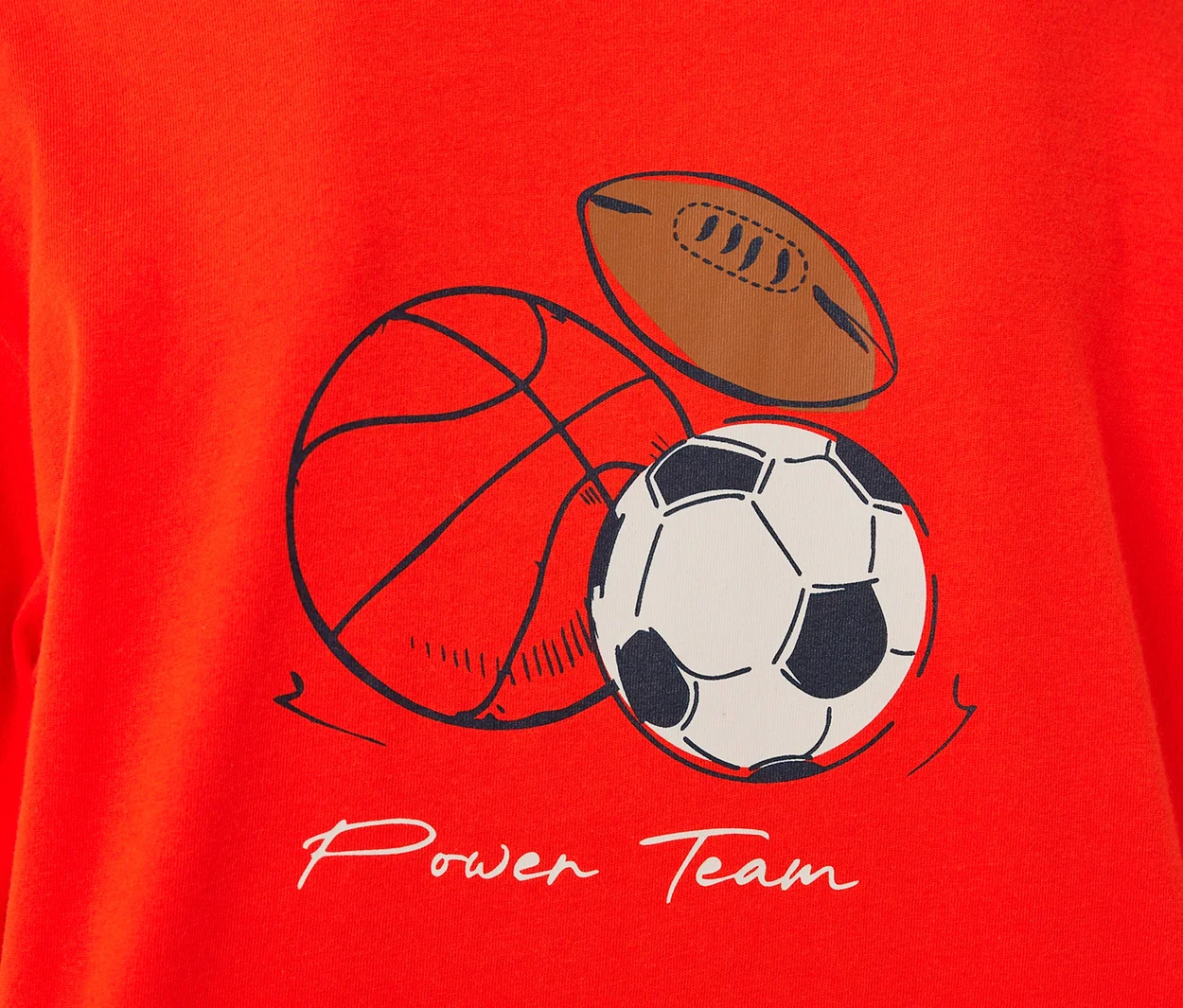 Haut de pyjama enfant SCHIESSER rouge avec un imprimé de ballon de football américain marron, d'un ballon de basket et d'un ballon de football noir et blanc, avec l'inscription « Power Team » en dessous.
