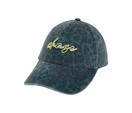 Casquette de baseball CECIL vert foncé à motif léopard noir avec l'inscription jaune "chase".