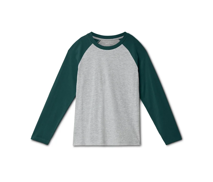 Un t-shirt raglan gris à manches longues avec des manches et un col vert foncé, posé à plat sur un fond blanc.
