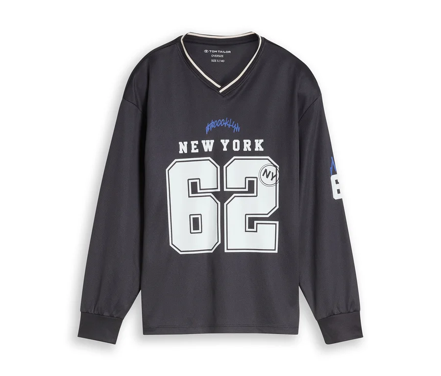 T-shirt gris foncé à manches longues avec un col en V et un liseré blanc. Sur la poitrine, on lit "NEW YORK" en blanc et en dessous le grand chiffre "62". Au-dessus de "NEW YORK", "Brooklyn" est écrit en bleu, et à côté du "2" se trouve un petit logo "NY".