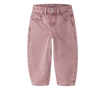 Jean enfant rose clair/mauve avec poches avant, passants de ceinture et fermeture boutonnée, posé à plat.