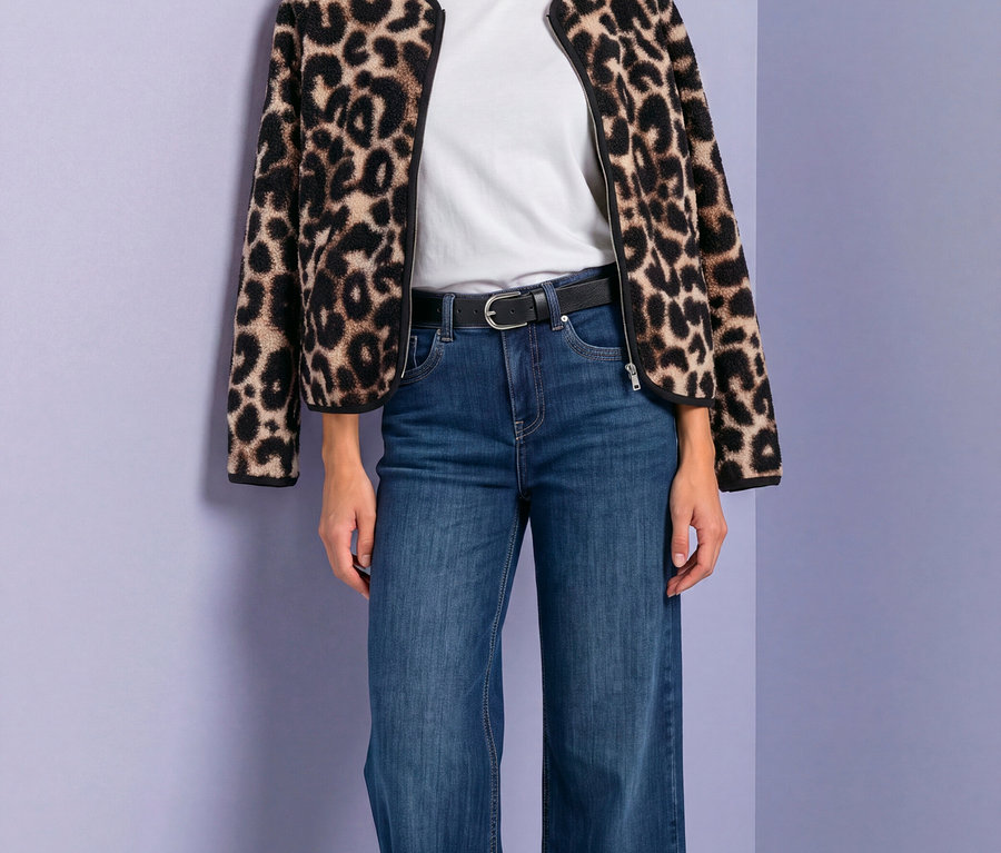 Femme portant une veste Street One imprimé léopard, un t-shirt blanc, un jean bleu et une ceinture noire.