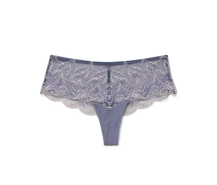 String bleu pour femme avec dentelle florale sur fond blanc.