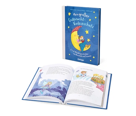 Un livre debout avec une couverture bleue et le titre « Mon grand trésor de contes du soir » (en allemand) se trouve derrière un livre ouvert montrant une fée dans la forêt et un garçon avec un gâteau d'anniversaire.