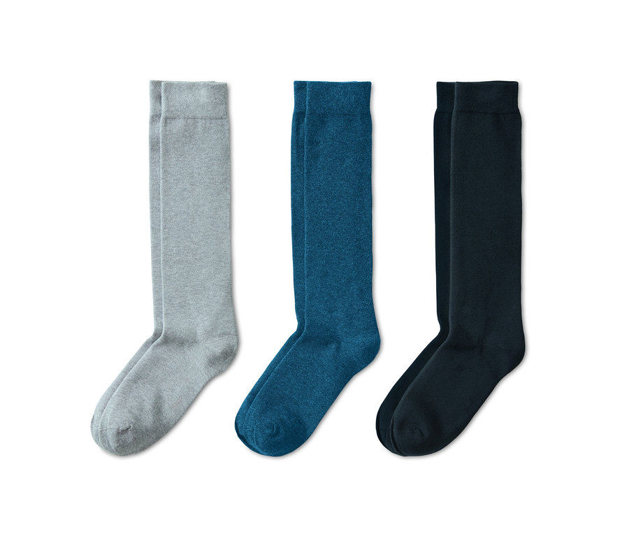 Trois paires de grandes chaussettes : grises, bleues et noires.