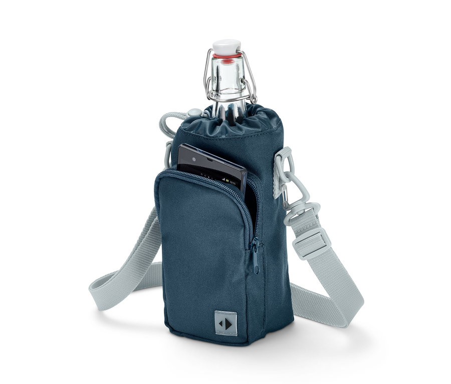 Bouteille dans un sac à bandoulière pour bouteille.