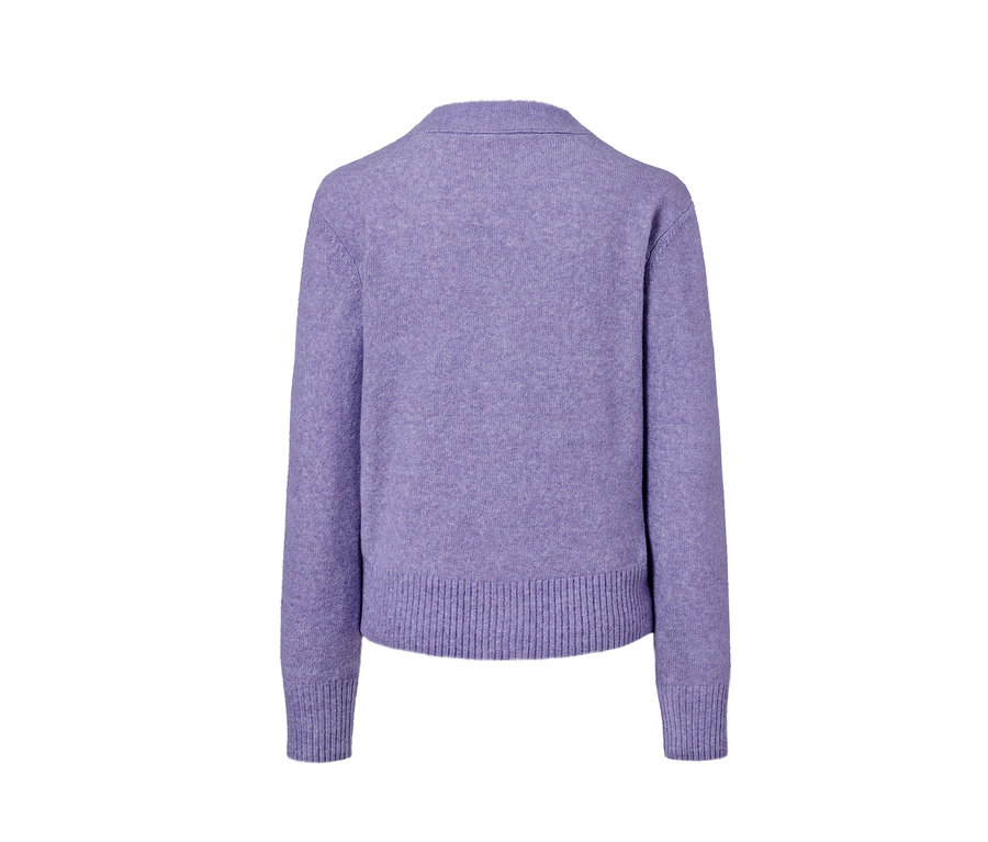 Détail du dos d'une jaquette en maille lilas avec de la laine.