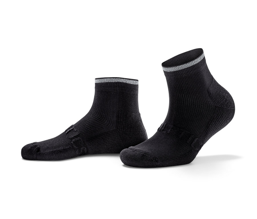 Deux paires de chaussettes de course noires.