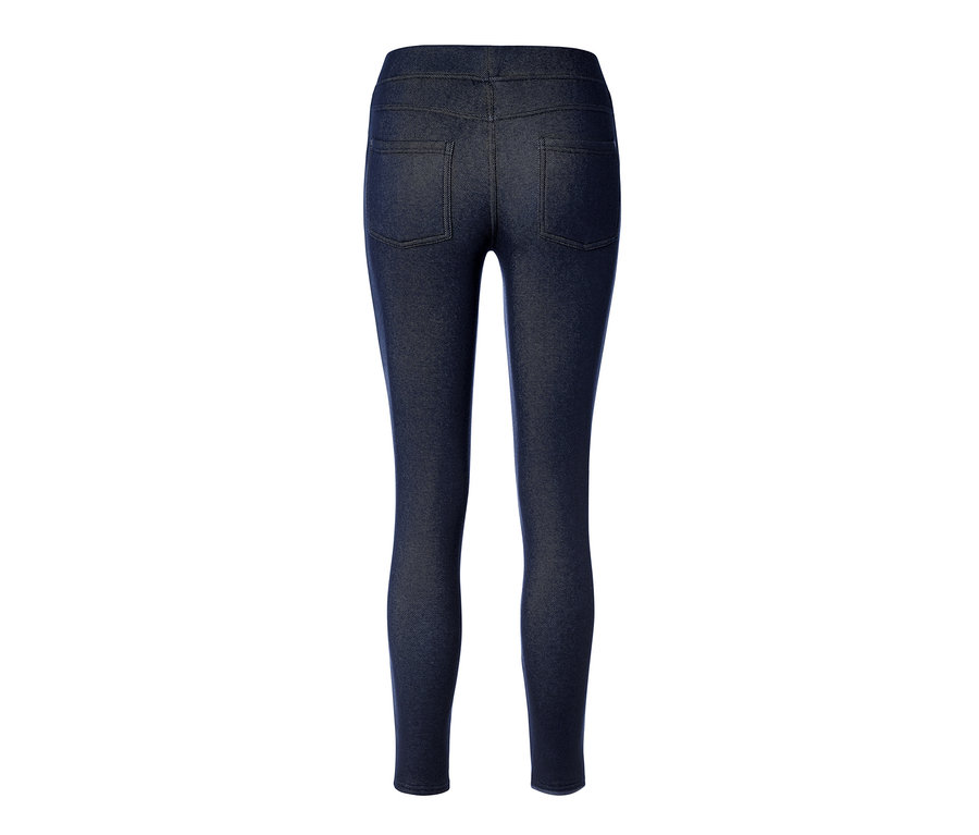 Vue détaillée de l'arrière d'un legging doublé bleu foncé à l'aspect jean avec des poches.