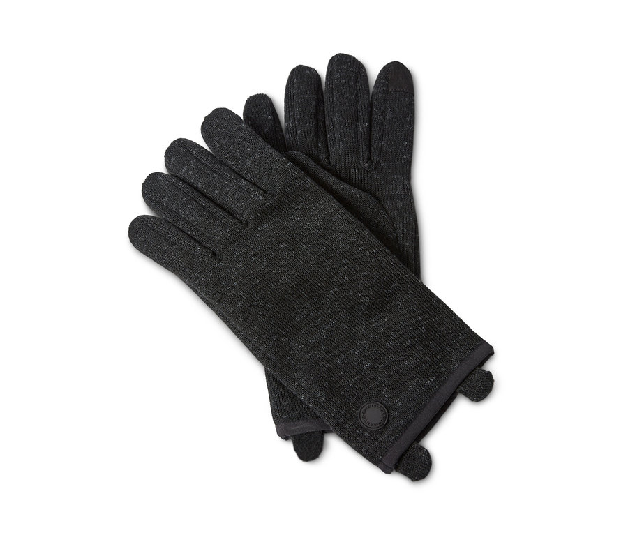 Deux gants en maille polaire sont posés l'un sur l'autre.