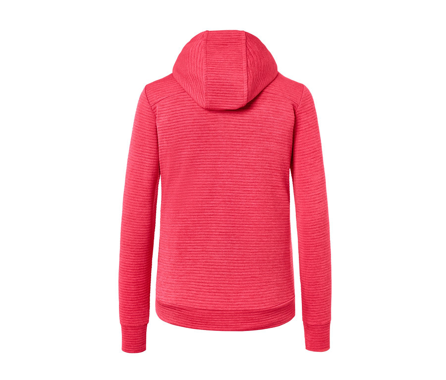 Gros plan sur une veste à capuche rose vif.