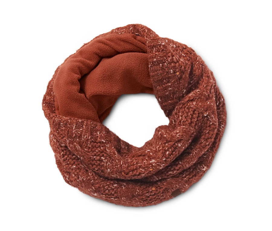 Une écharpe tube en maille marron avec une doublure en polaire.