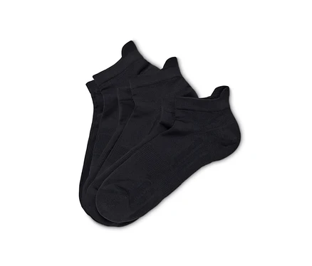 Gros plan de trois paires de chaussettes de course professionnelles unisexes noires.