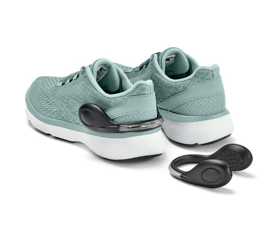 Deux baskets bleu clair avec 2 clips pour chaussures à LED sur fond blanc.