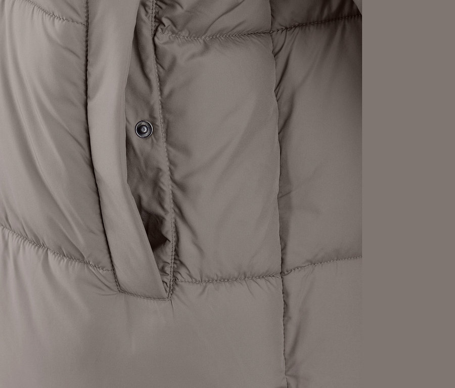 Gros plan sur un manteau matelassé à capuche taupe avec une poche.