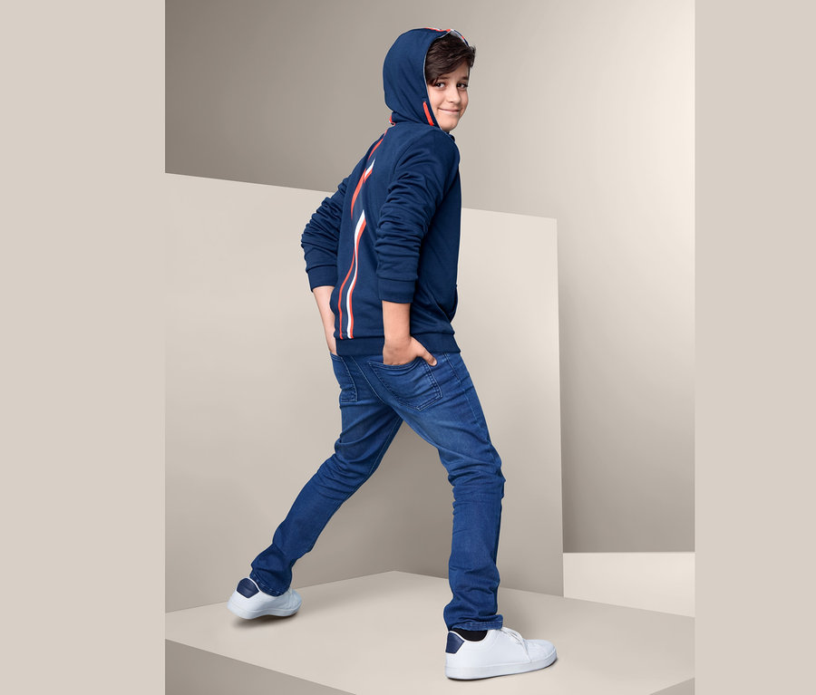 Garçon portant une veste molletonnée bleue.