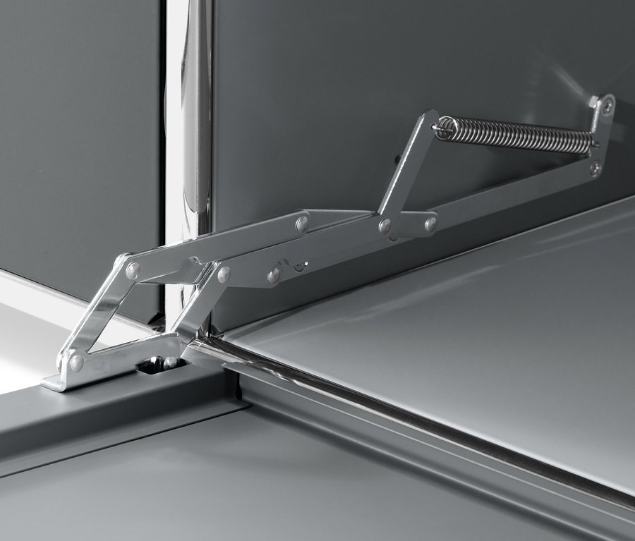 Gros plan d'un buffet bas « CN3 » gris avec abattant et mécanisme en métal.