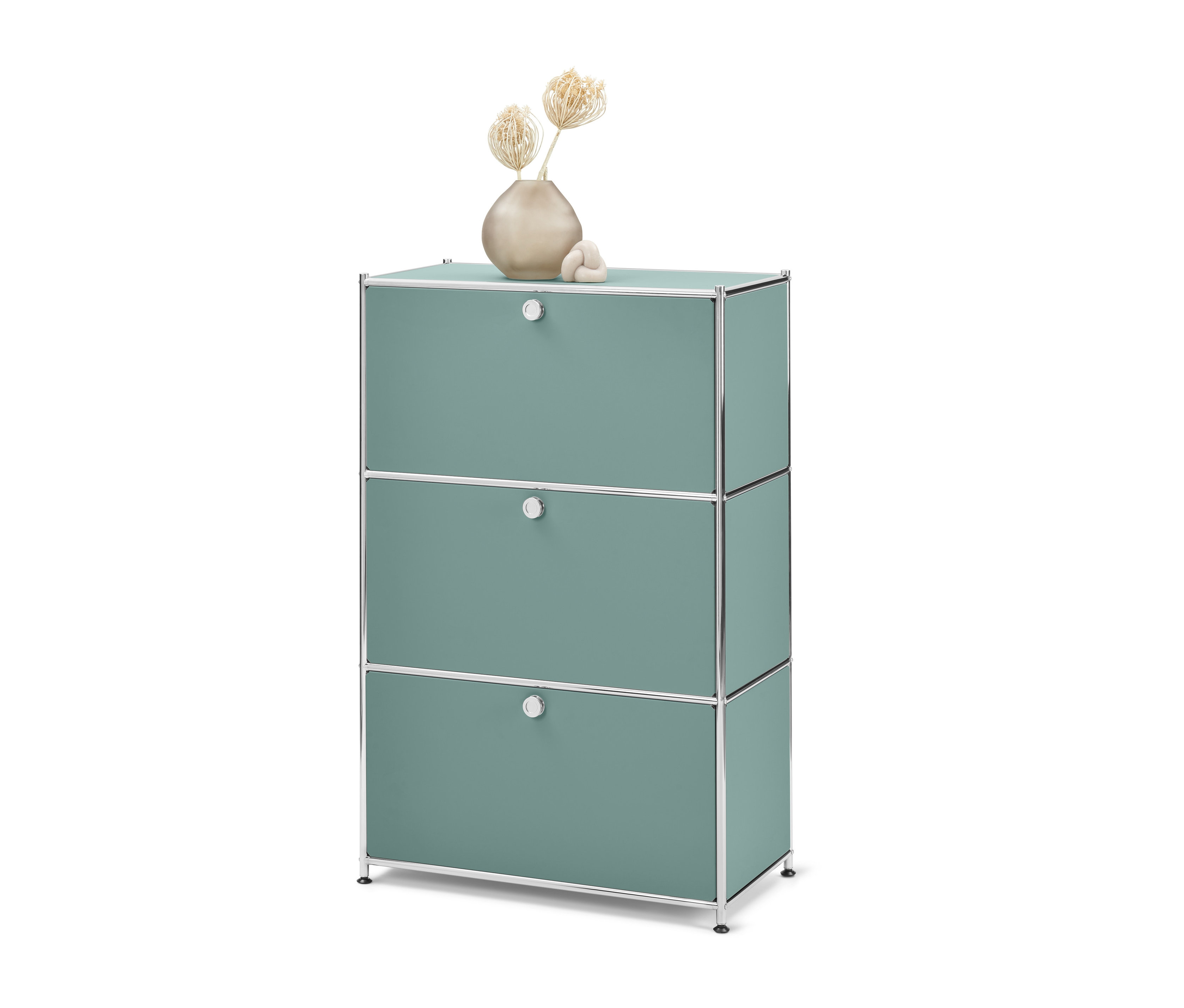 Commode « CN3 » avec 3 compartiments relevables, vert sauge, avec vase et décoration sur le dessus.