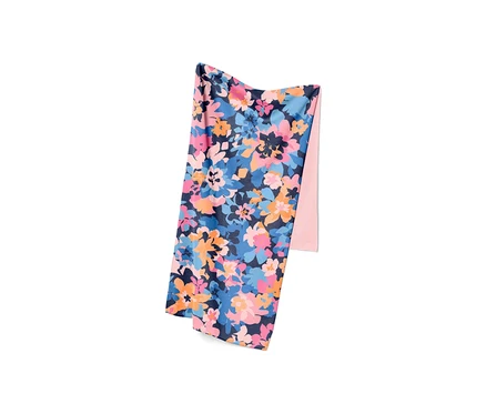 Serviette de sport rafraîchissante avec un imprimé floral intégral.