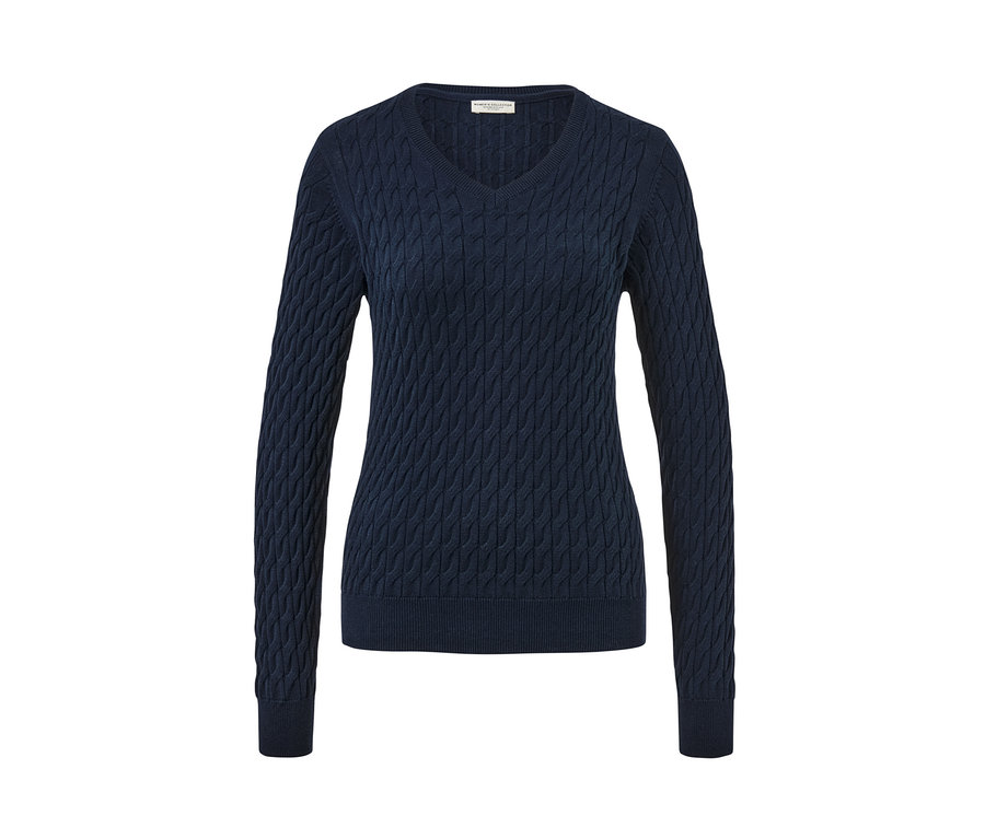 Pull en maille torsadée bleu marine.