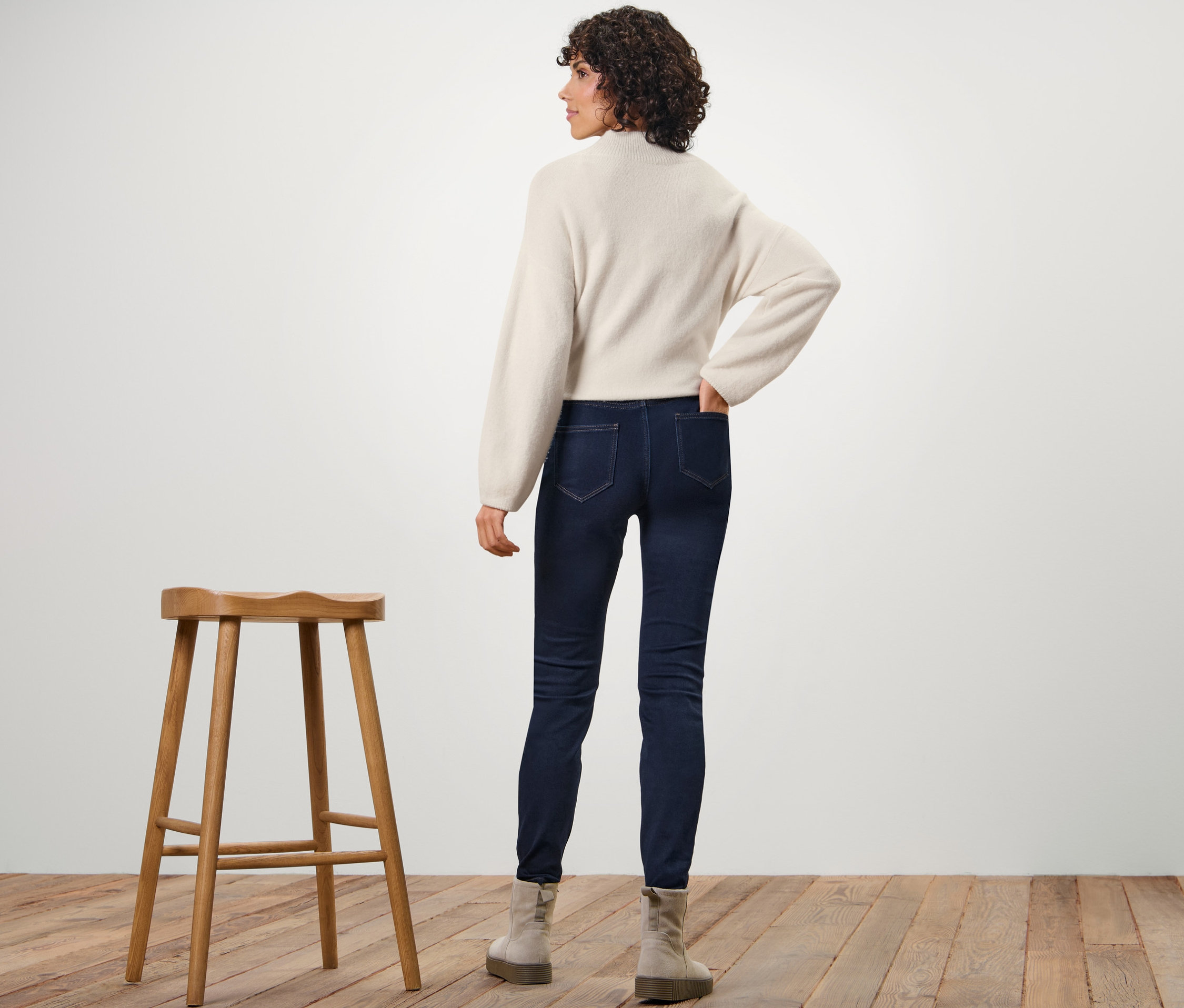 Femme vue de dos portant un tregging thermique.